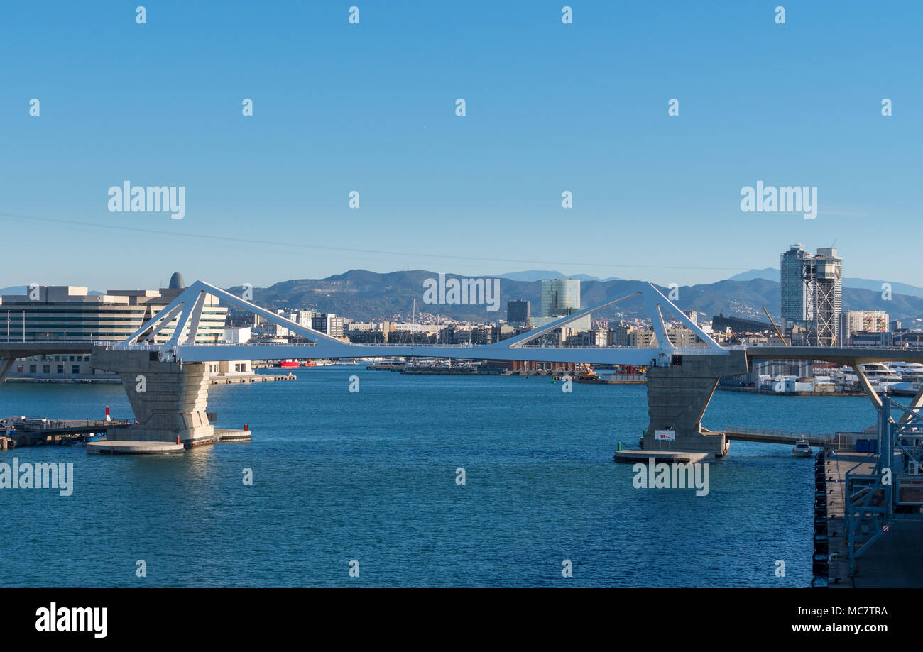 Porta d'Europa ponte in Barcelona Foto Stock