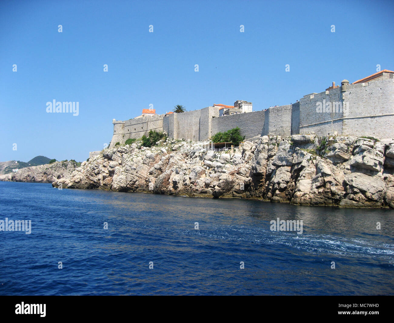Città murata di Dubrovnik Croazia appollaiato sulla roccia sopra mare Adriatico Foto Stock