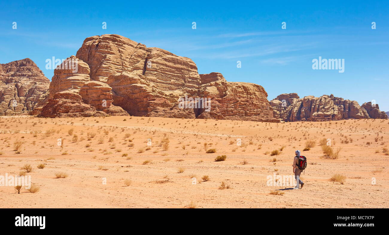 Tourist trekking nel Wadi Rum Desert, Giordania Foto Stock