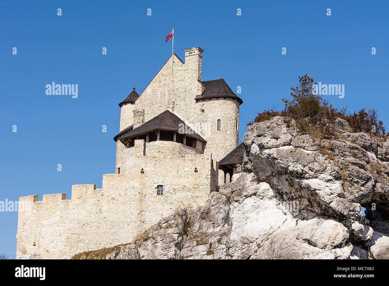 Castello in Bobolice (Polonia) dalla metà del XIV secolo. La fortezza fu completamente ricostruito e ricostruito da 2002-2011. Foto Stock