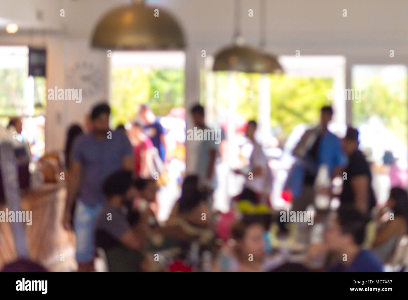 Blur astratti Persone sfondo, irriconoscibile sagome di persone in bar. Modello per progetti creativi. Foto Stock