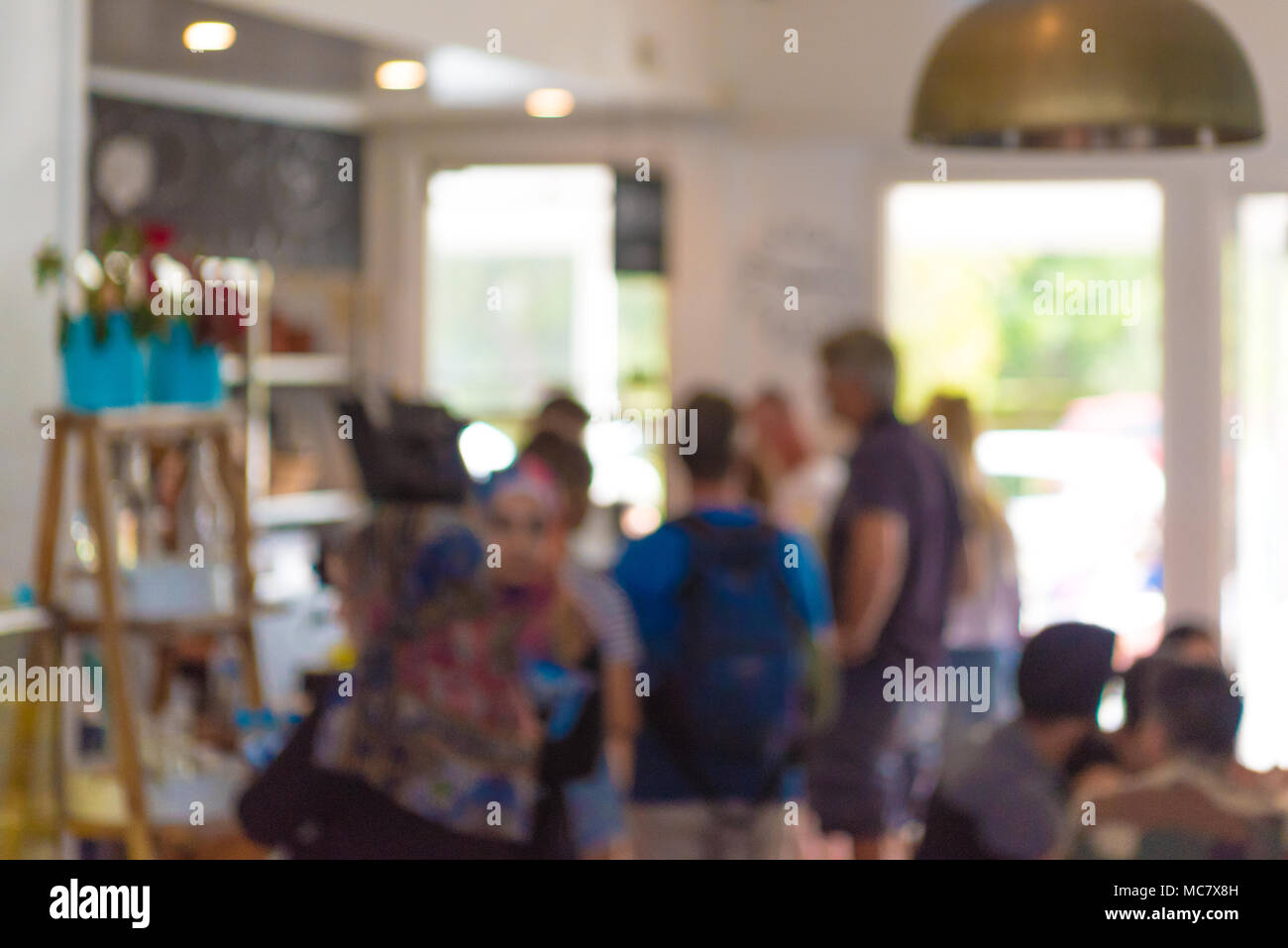 Blur astratti Persone sfondo, irriconoscibile sagome di persone in bar. Modello per progetti creativi. Foto Stock