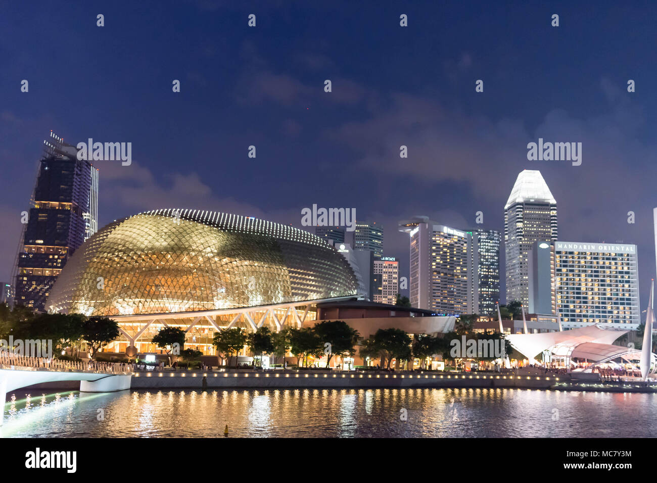 Foto notturna di Singapore Esplanade e il fiume Singapore in Esplanade Avenue, Singapore, 14 aprile 2018 Foto Stock