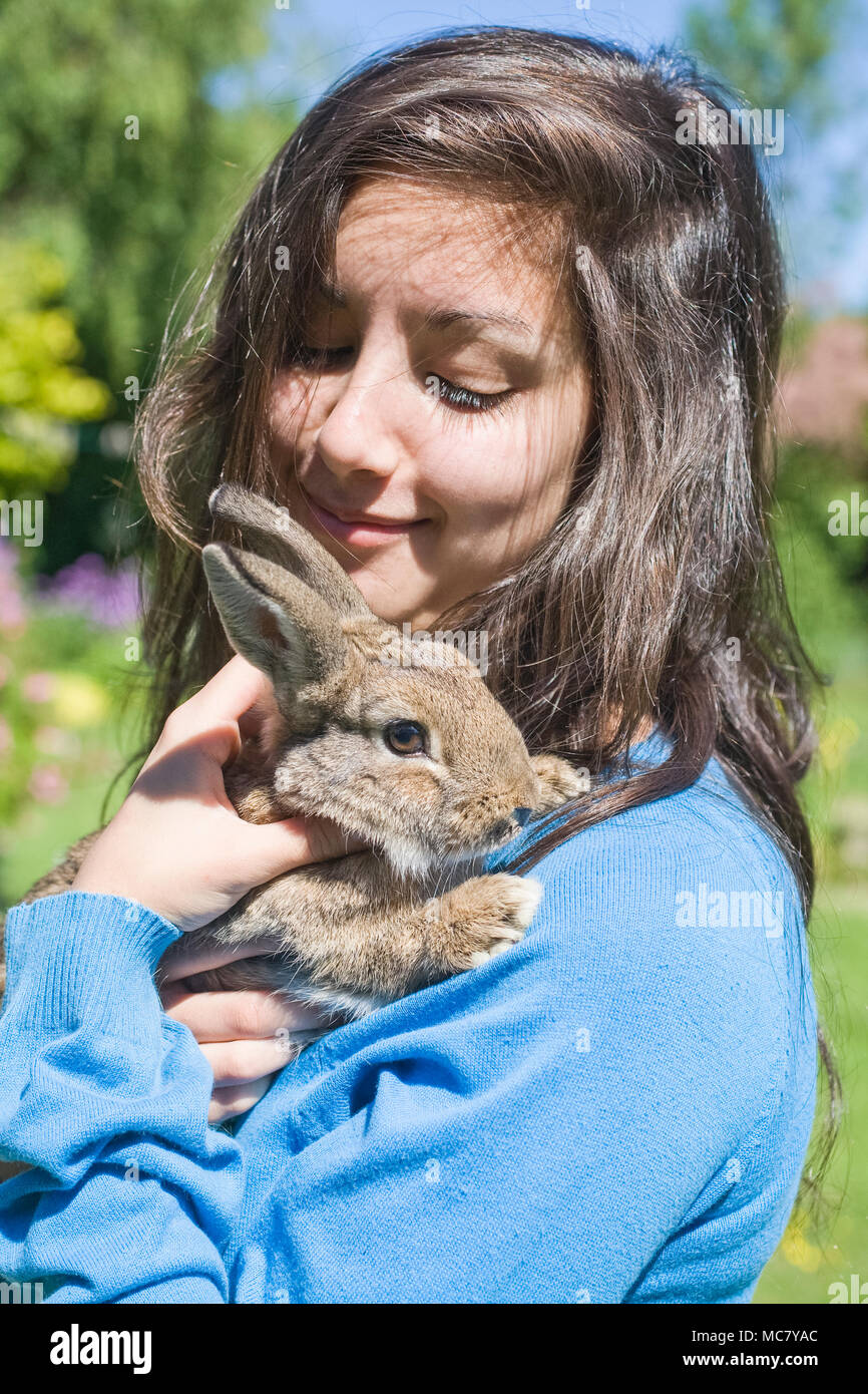 Ragazza adolescente Azienda giovane coniglio Pet Foto Stock
