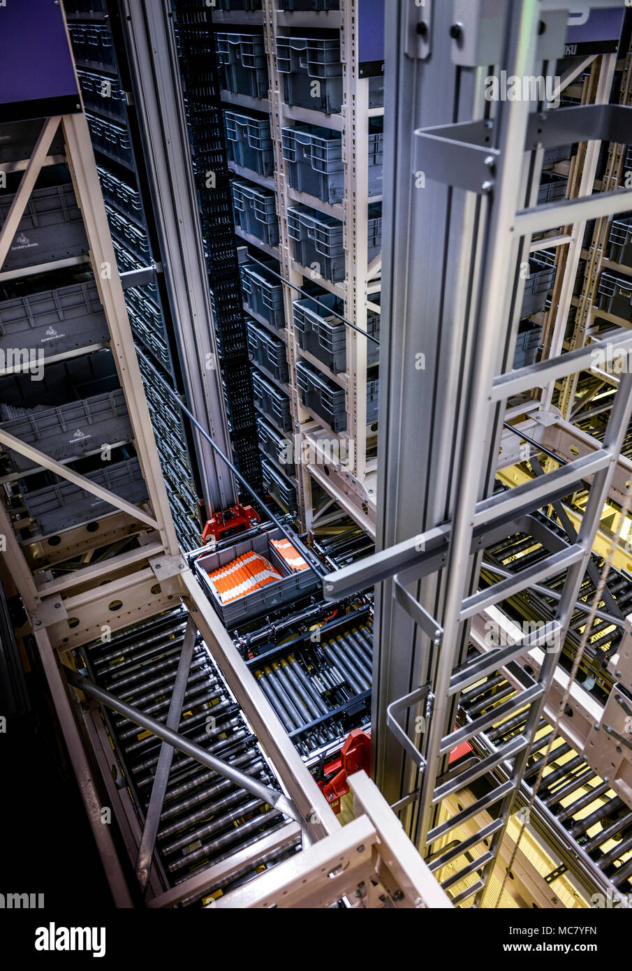 Il magazzino automatizzato a Gardners libri a Eastbourne, Regno Unito. Foto Stock Il magazzino automatizzato a Gardners libri a Eastbourne, Regno Unito. Foto Stock