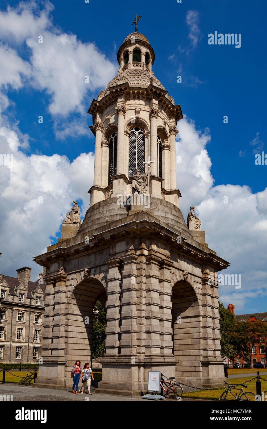 Il Campanile, Trinity College (collegio della Santa e indivisa Trinità della Regina Elisabetta), la piazza del Parlamento, Dublino, Irlanda Foto Stock