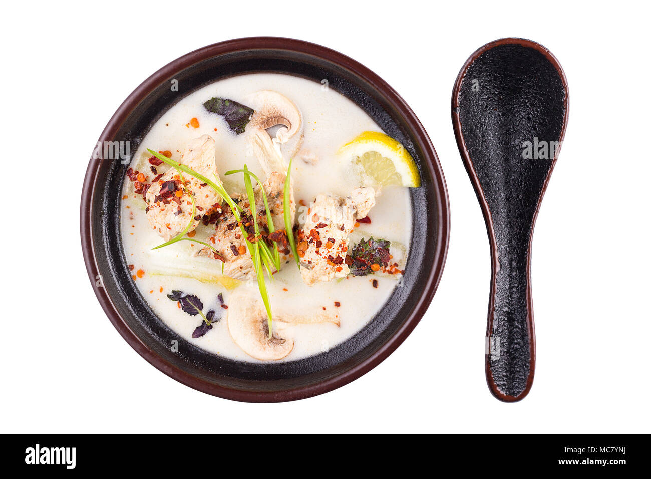 Cibo tailandese Tom Yum Gong. La zuppa in una ciotola nero isolato su sfondo bianco. Minestra con un elevato angolo di visualizzazione. Foto Stock