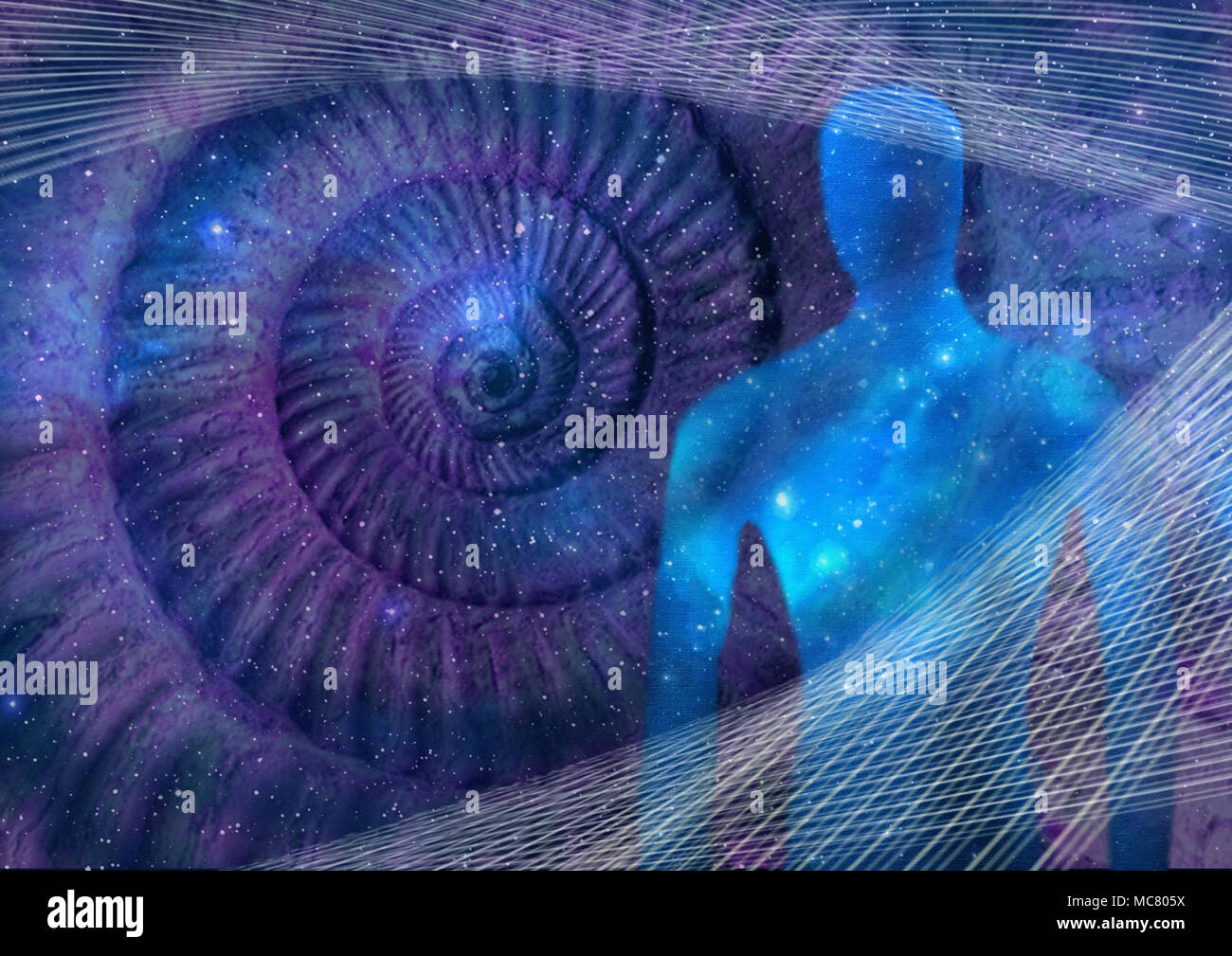 Illustrazione delle infinite possibilità della coscienza umana. Disegno astratto fatto di siluette umana, fractal griglie e la spirale di Fibonacci Foto Stock