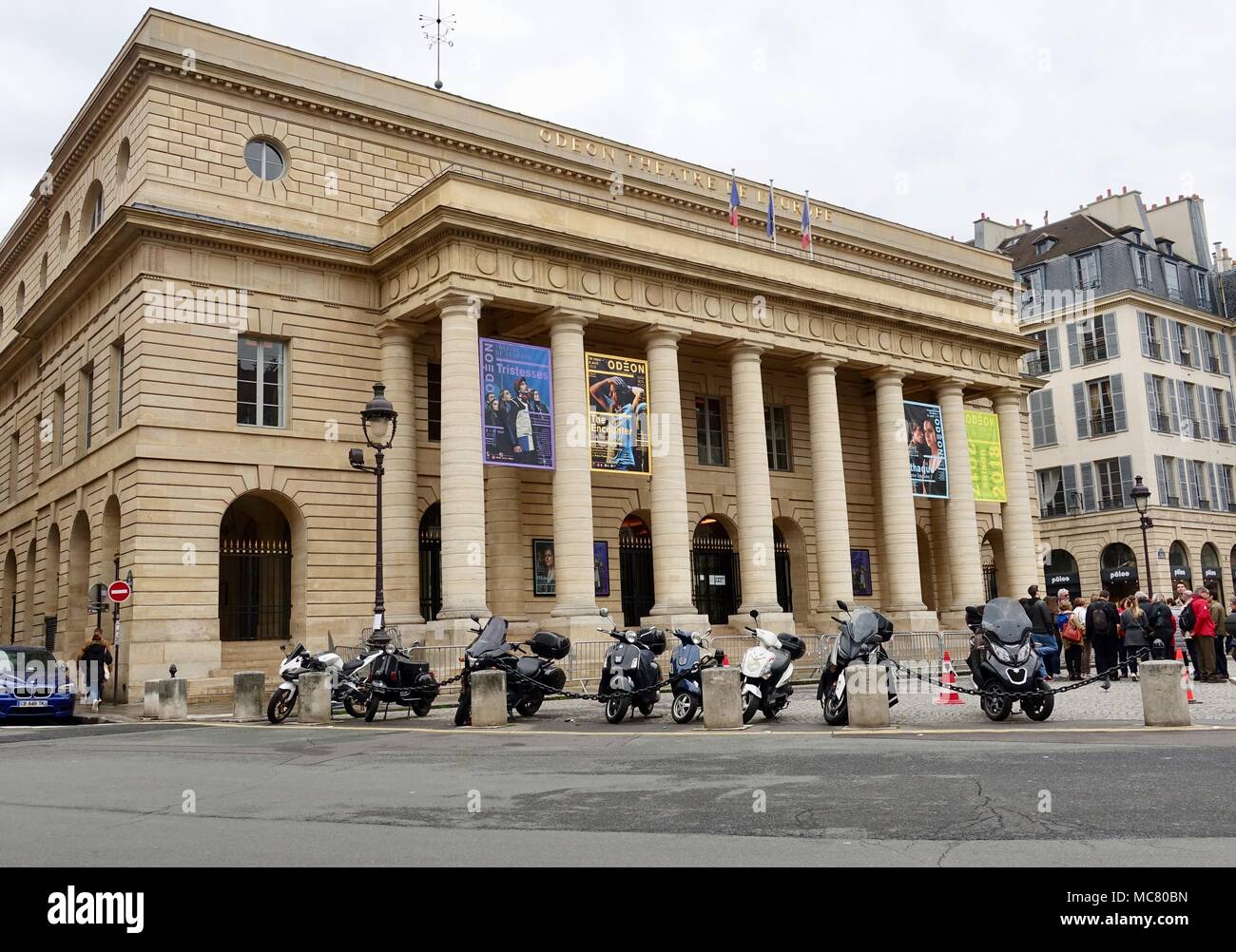 Gruppo di grandi tour incontro di fronte al teatro Odeon. Place de l'Odeon. Parigi, Francia Foto Stock