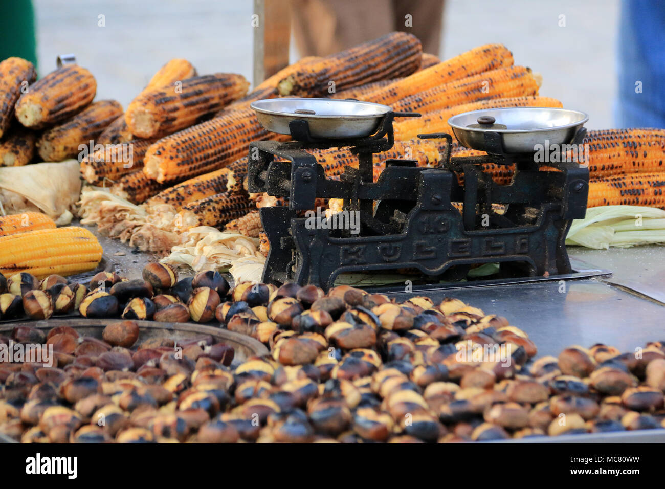 Un vecchio Kuleli bilancia, grigliate di tutoli di mais e castagne arrostite su un mercato ad Istanbul in Turchia Foto Stock