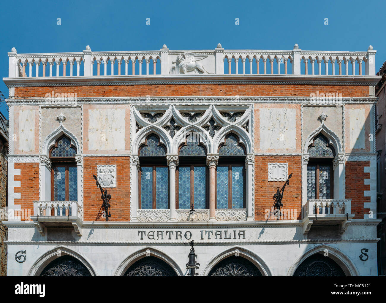Venezia, Italia - 28 Marzo 2018: facciata dello storico edificio therate a Venezia Foto Stock