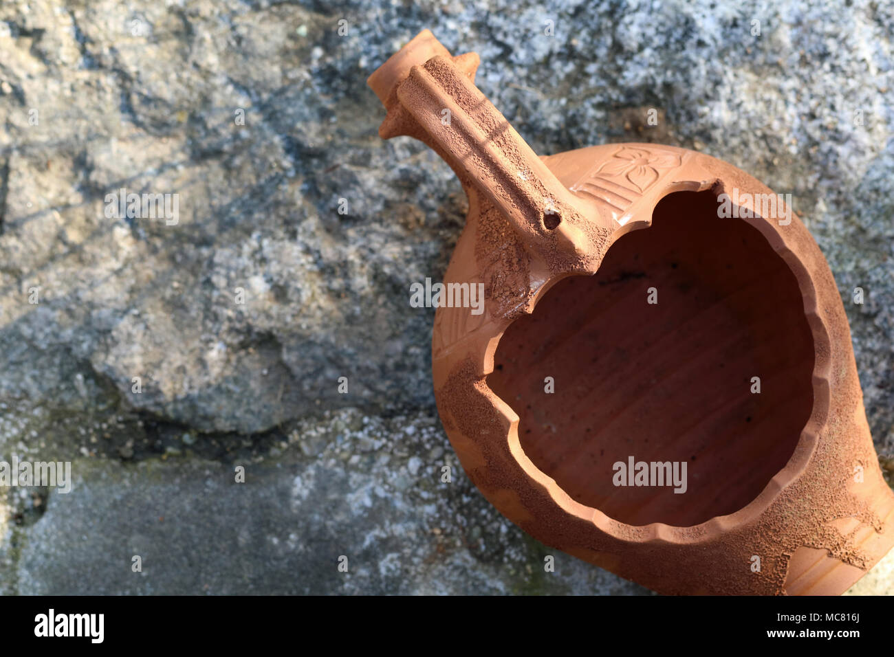 Anfora vuota vista superiore nel giardino con sfondo di pietra Foto Stock