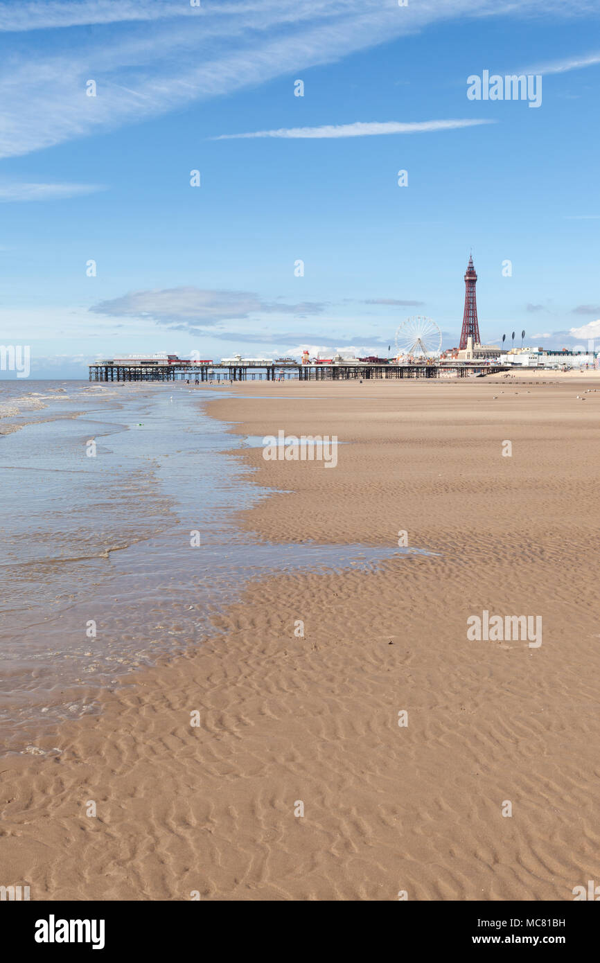 La Blackpool Tower e il molo centrale come si vede dalla spiaggia. Foto Stock