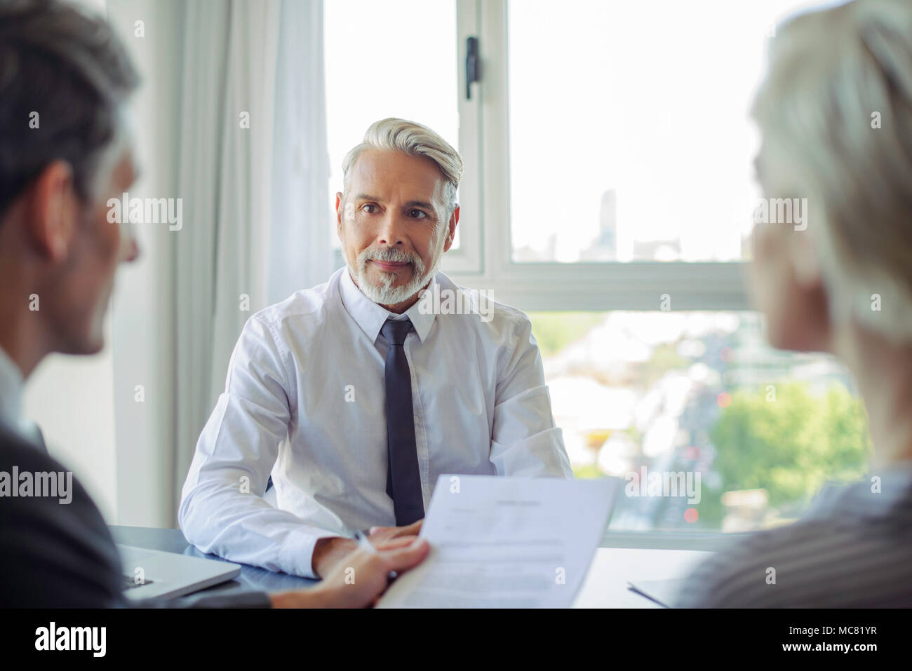 Imprenditore sale riunioni con i clienti Foto Stock