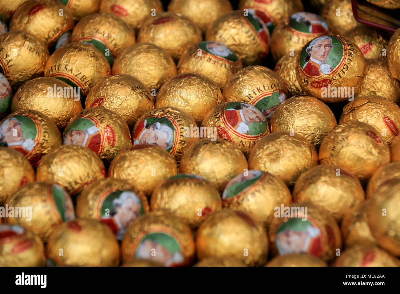 Il numero di un negozio di souvenir da Salisburgo sono probabilmente questi cosiddetti Mozartkugeln, letteralmente le palle di Mozart, una deliziosa Pralina cioccolato Foto Stock