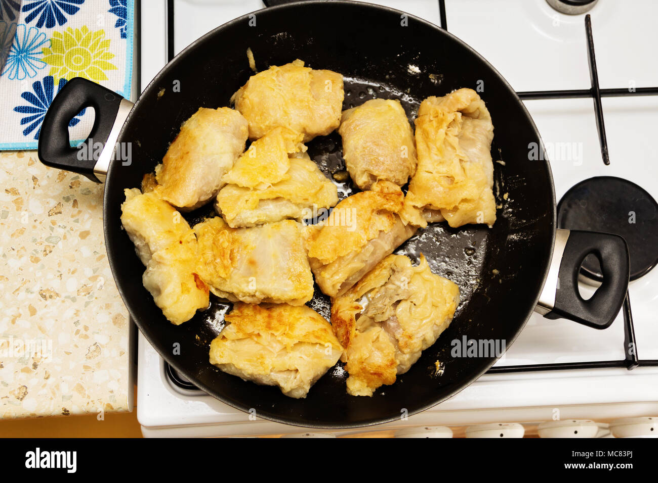 Fritti in la margarina in una padella con ripieno di carne e cavoli Foto  stock - Alamy