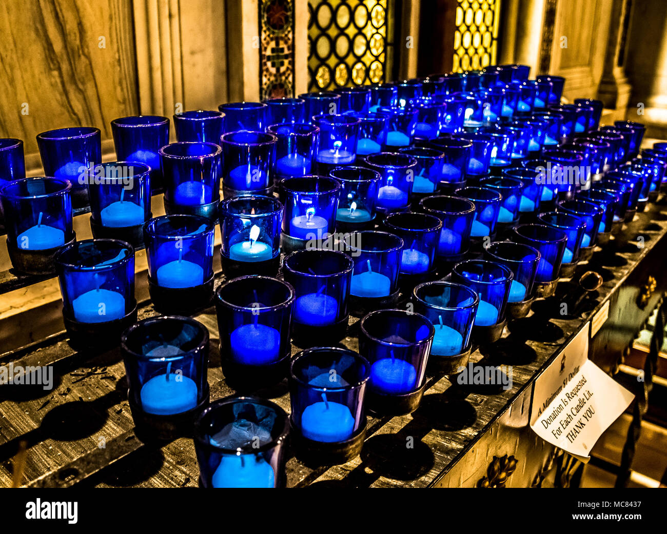 Saint Louis Basilica Altare laterale blu candele di preghiera Foto Stock