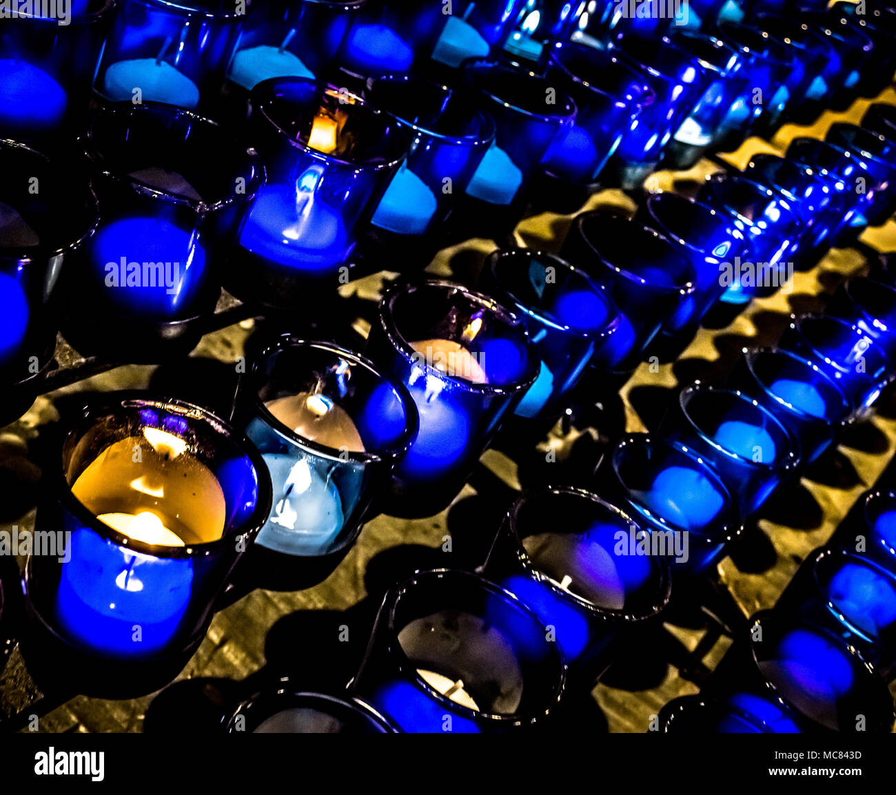 Saint Louis Basilica Altare laterale blu candele di preghiera Foto Stock