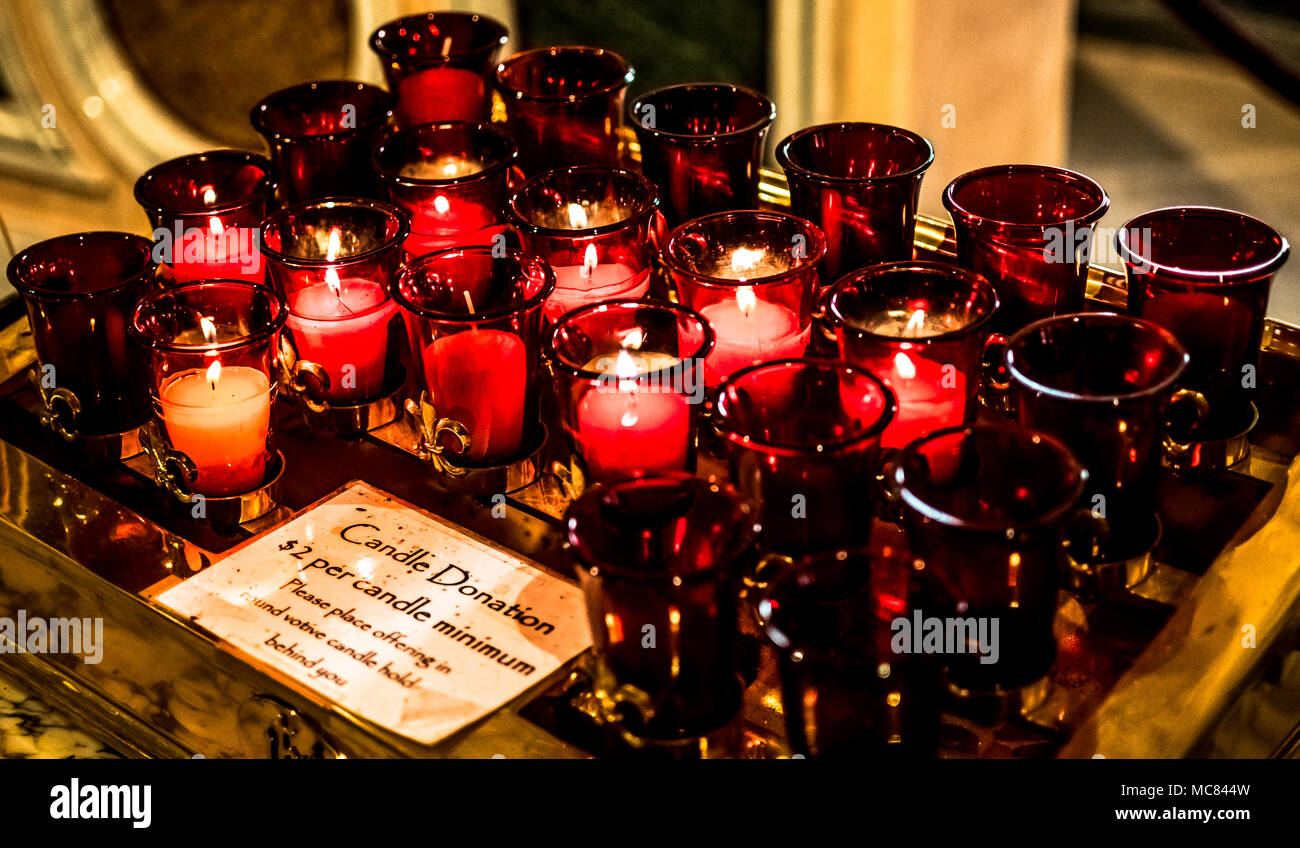 Saint Louis Basilica Altare laterale rosso candele di preghiera Foto Stock