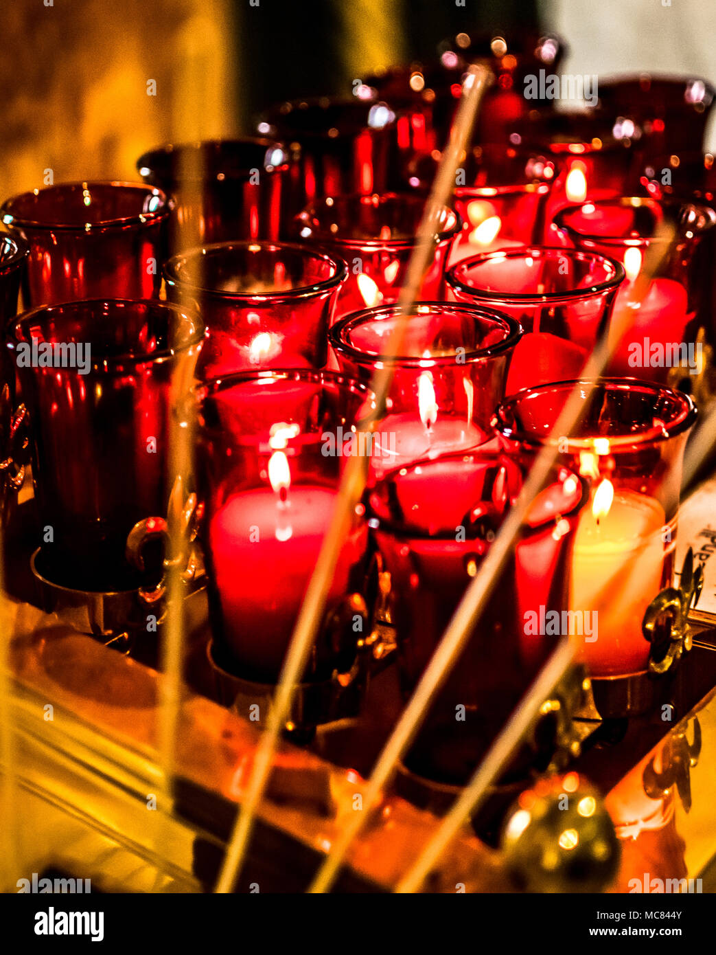 Saint Louis Basilica Altare laterale rosso candele di preghiera Foto Stock
