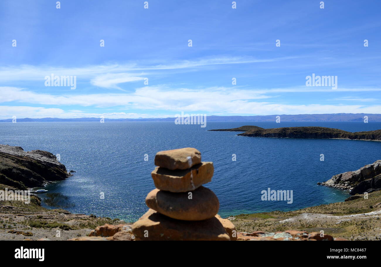 Stack di roccia con una vista da Isla del Sol sul lago Titicaca, Bolivia Foto Stock