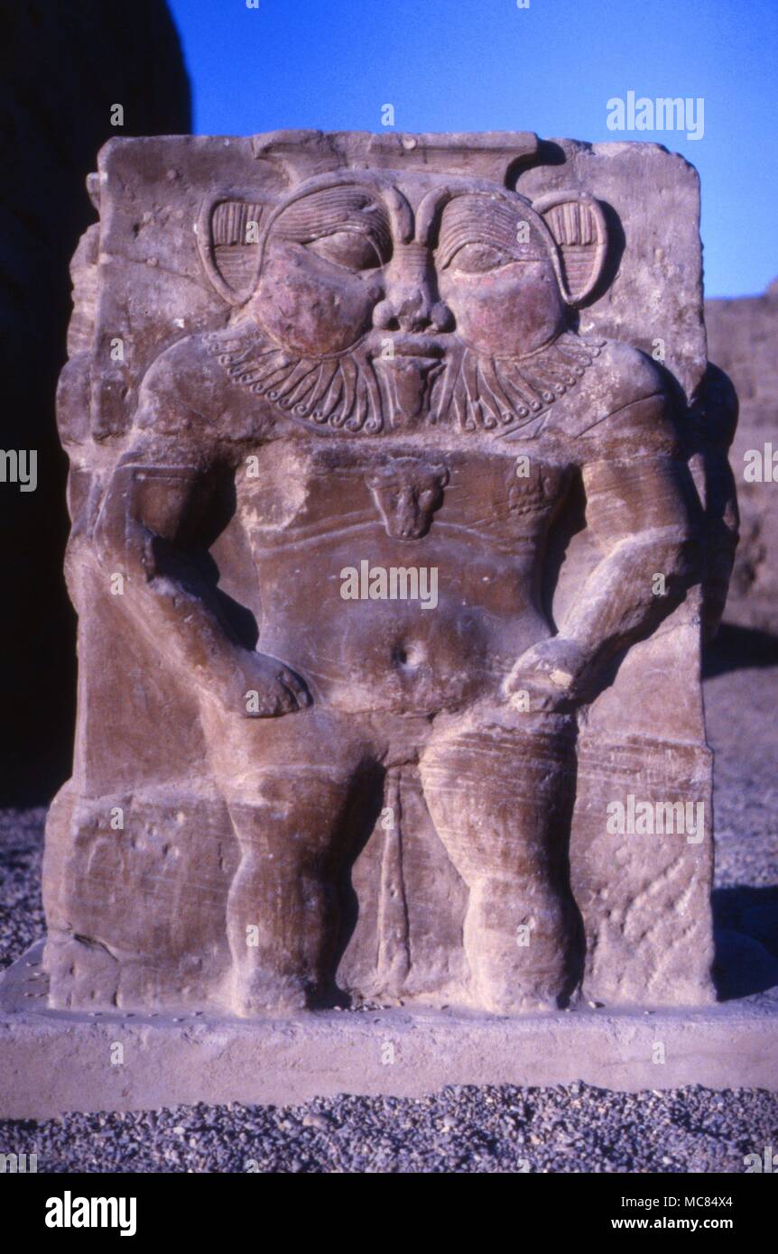 Il demone-dio Bes, nel quartiere del tempio di Hathor a Denderah. Foto Stock