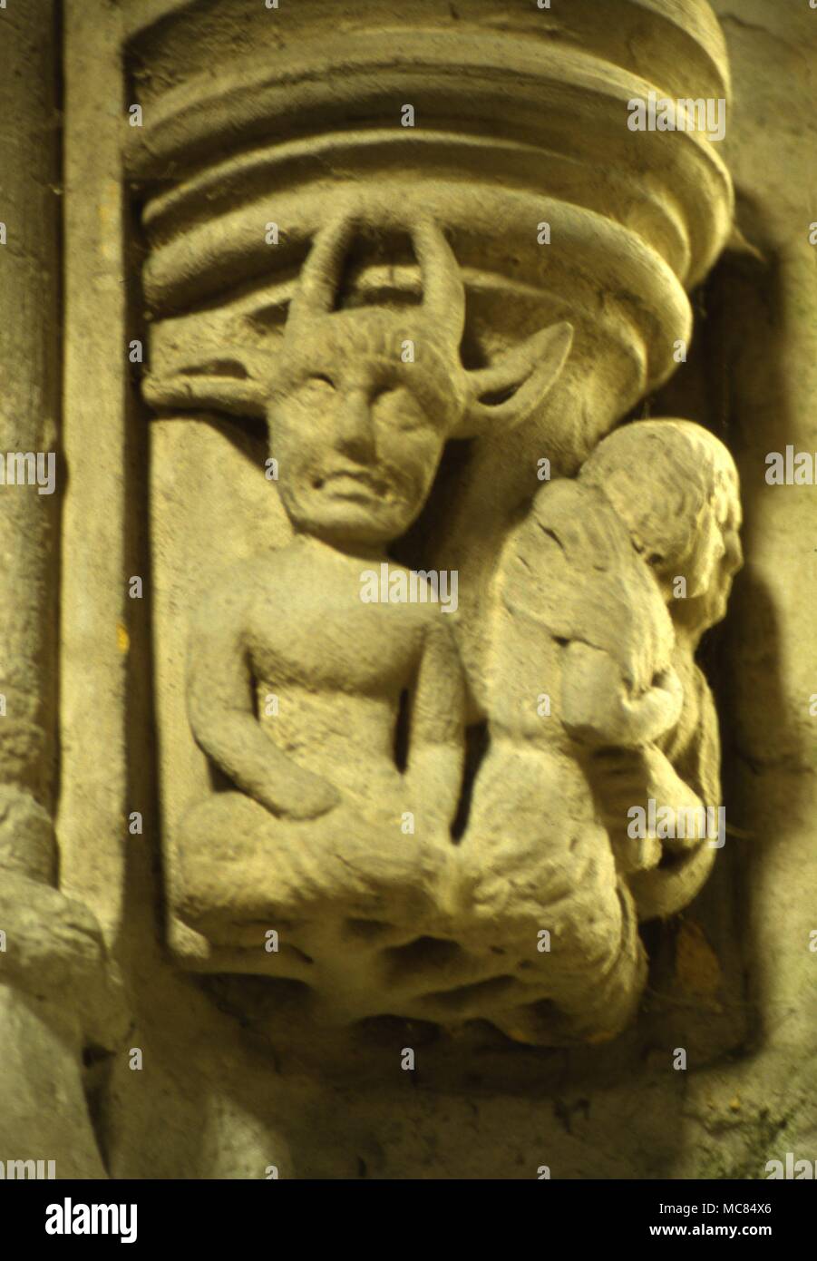 Il demone cornuto con figure umane su una finestra corbel nella Cappella di Rosslyn, nei pressi di Edimburgo, Scozia. Foto Stock