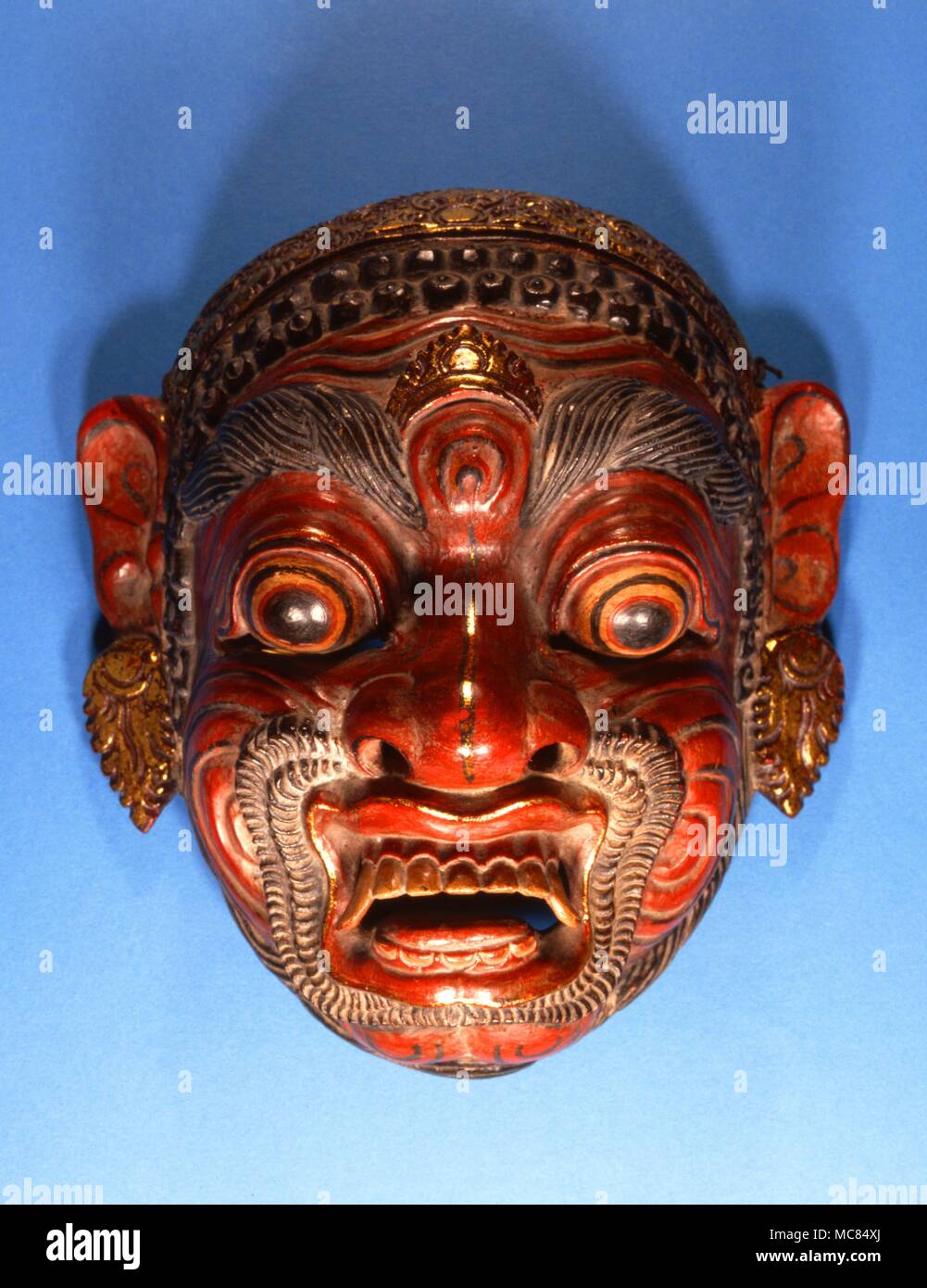 Maschera demoniaca, scolpito in legno, e probabilmente dallo Sri Lanka. Forse realizzato per il turismo nel diciannovesimo secolo. Foto Stock