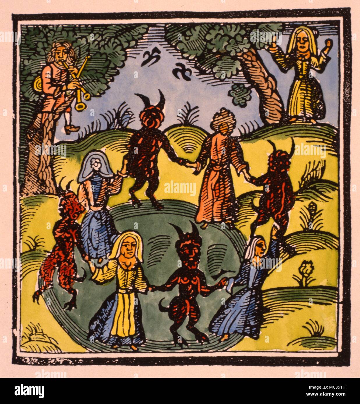 Inizio del XVII cenury inglese xilografia illustrante un Sabbat, con demoni dancing mano nella mano con le streghe, che aleggia intorno a un cerchio magico per th suono delle cornamuse. Foto Stock