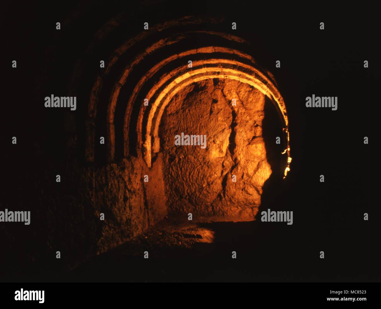 La cella sotterranea della necromanteion a Ephyra [Grecia occidentale] dove in tempi antichi le anime dei morti sono state sollevate, accompagnato da opportune cerimonie di sangue. Foto Stock