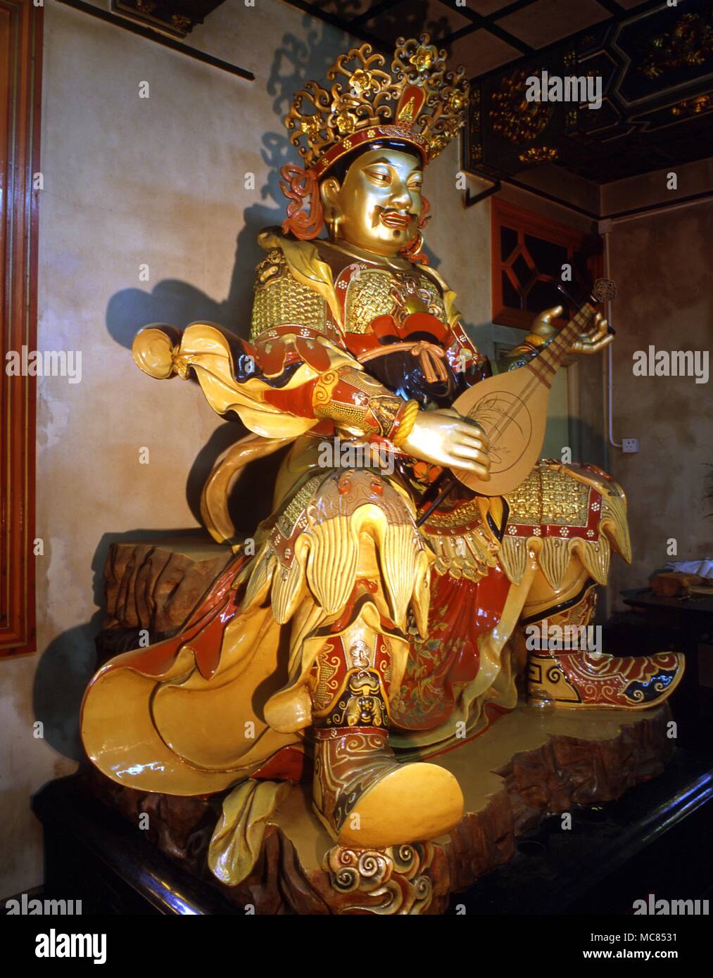 La mitologia cinese Re Celeste lontano Gazer, uno dei quattro guardiani dello spazio. Egli porta il quattro corde chitarra al suono di cui il mondo ascolta. Il Monastero Po Lin Lantau Foto Stock