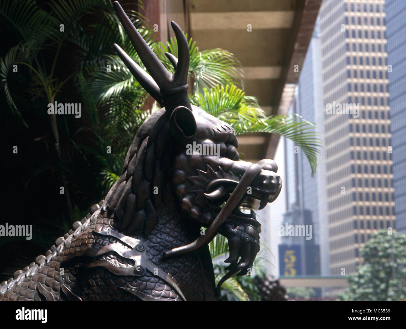 Mitologia Cinese Tempio del Paradiso l'animale cinese composito, con i piedi di cavallo, corpo del leone, testa di drago, ecc. Tutore per la parte anteriore del Il Centro Culturale Cinese di Hong Kong Foto Stock