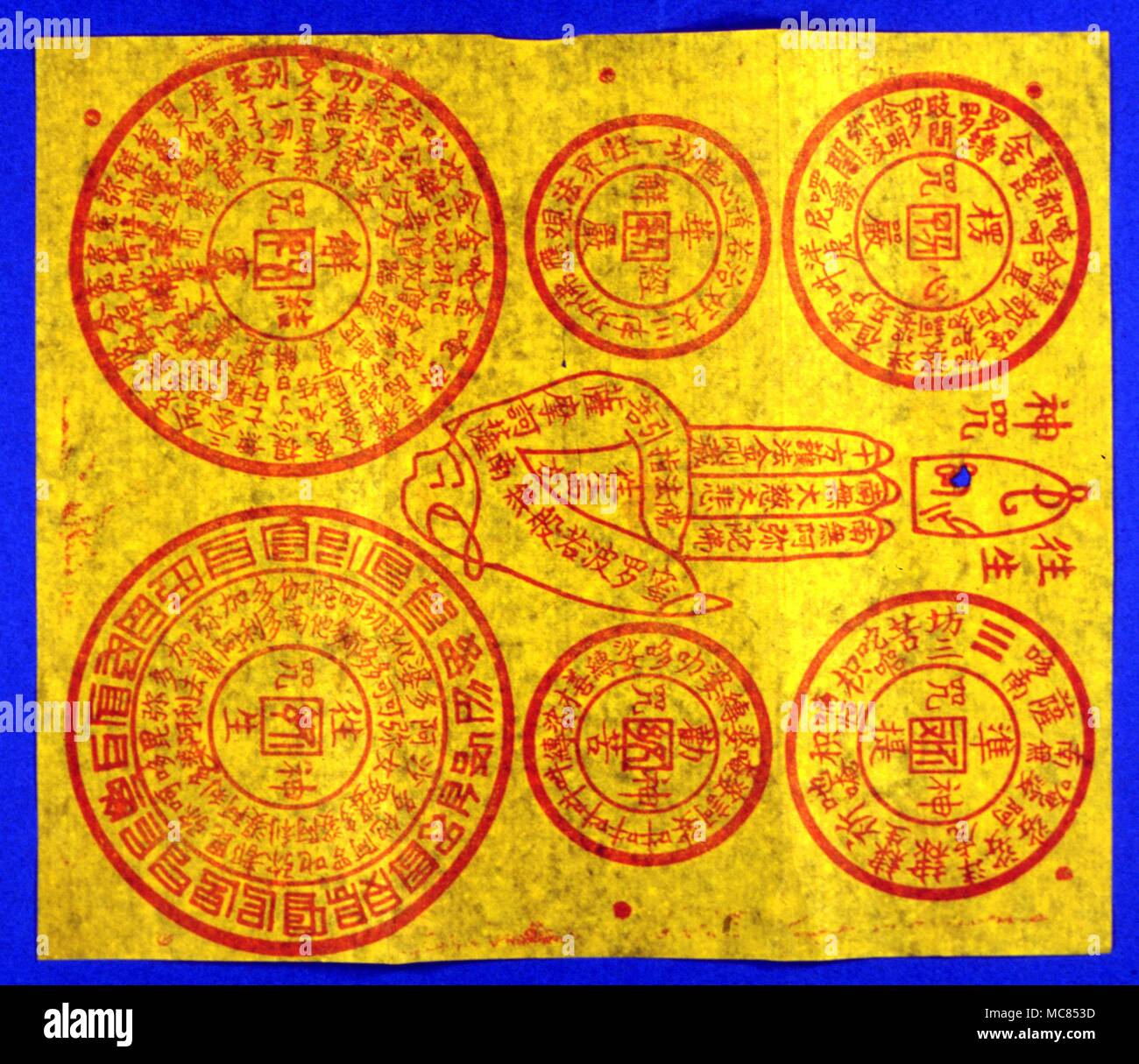 Mitologia cinese carta gialla charms utilizzato dai Cinesi taoisti e buddisti. Tale fascino sono di solito bruciate, resti carbonizzati essendo messo in acqua e bevuto. Foto Stock