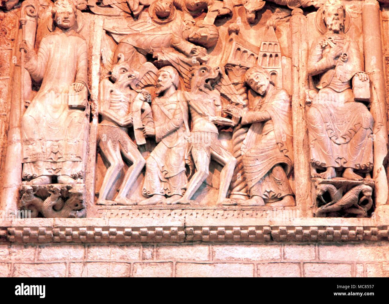 La scultura in Abbazia a Souillac, raffigurante il diavolo dando il patto di Teofilo, il Diavolo trascinando il monaco di distanza e a patto di essere preso per il cielo con la Vergine Maria. Foto Stock