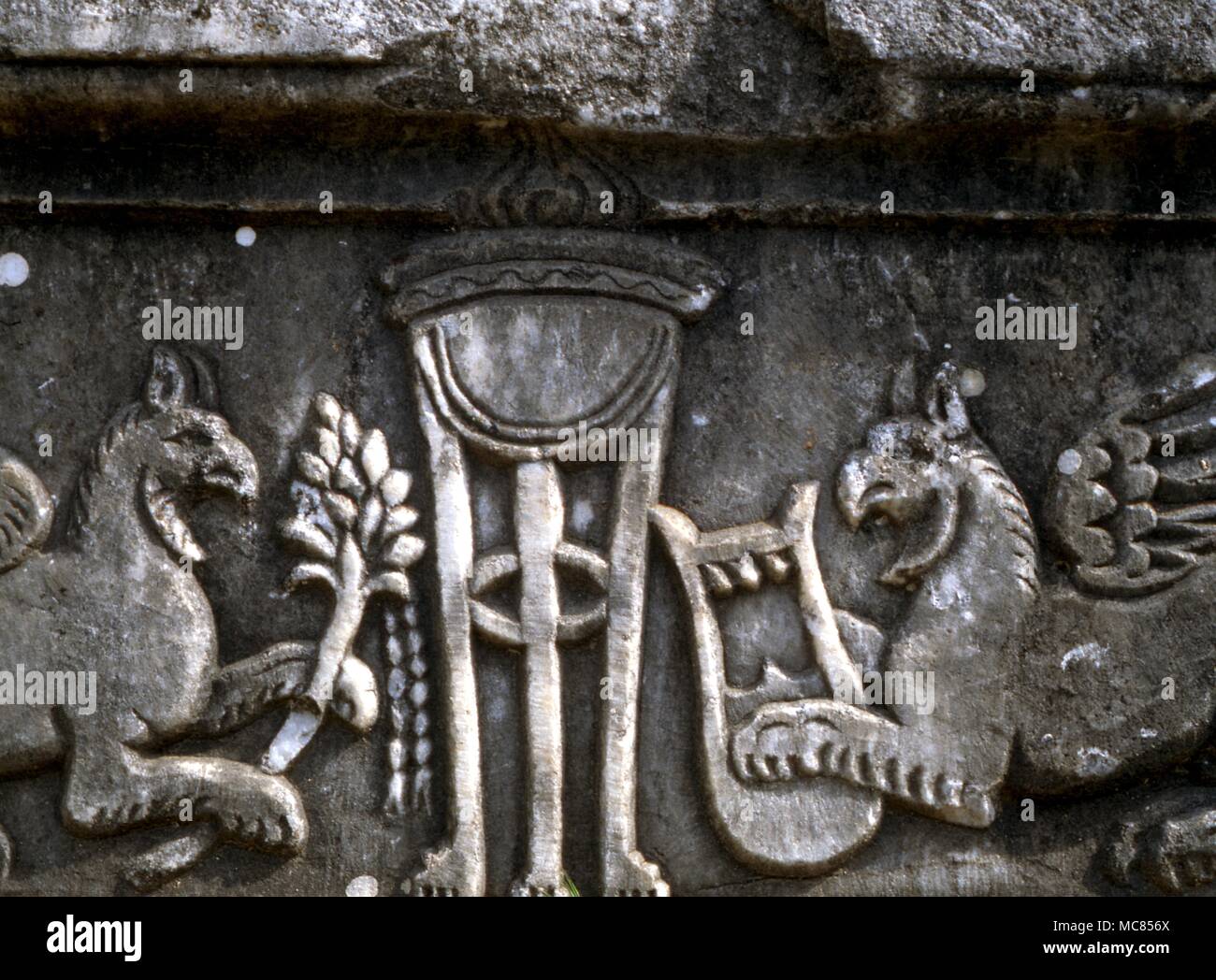 La Divinazione treppiede immagine della divinazione treppiede da Delphi, su un bassorilievo a Mileto, Turchia. 2° romana secolo Foto Stock