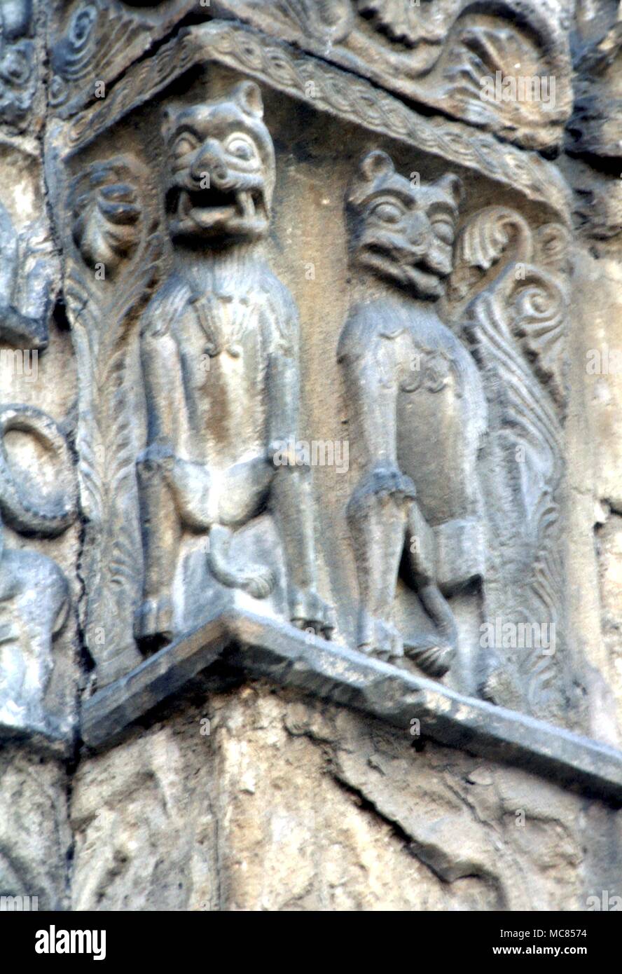 Demoni Pavia demoniaco figure sulla facciata di San Michele, Pavia, Italia. Tredicesimo secolo Foto Stock