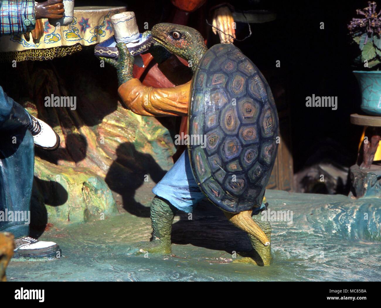 Animali - tartaruga - mitologico tartaruga, tra i cinesi soggetti mitologici in Haw Par Villa (Tiger Balm Park) di Singapore. Foto Stock