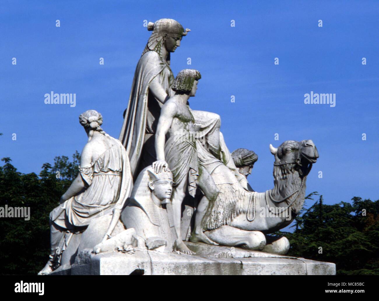 Statua del cammello e varie figure orientali, compresa una sfinge, destinato a simboleggiare l'Egiziano e medio orientale, le dipendenze su Albert Memorial, i giardini di Kensington. Foto Stock
