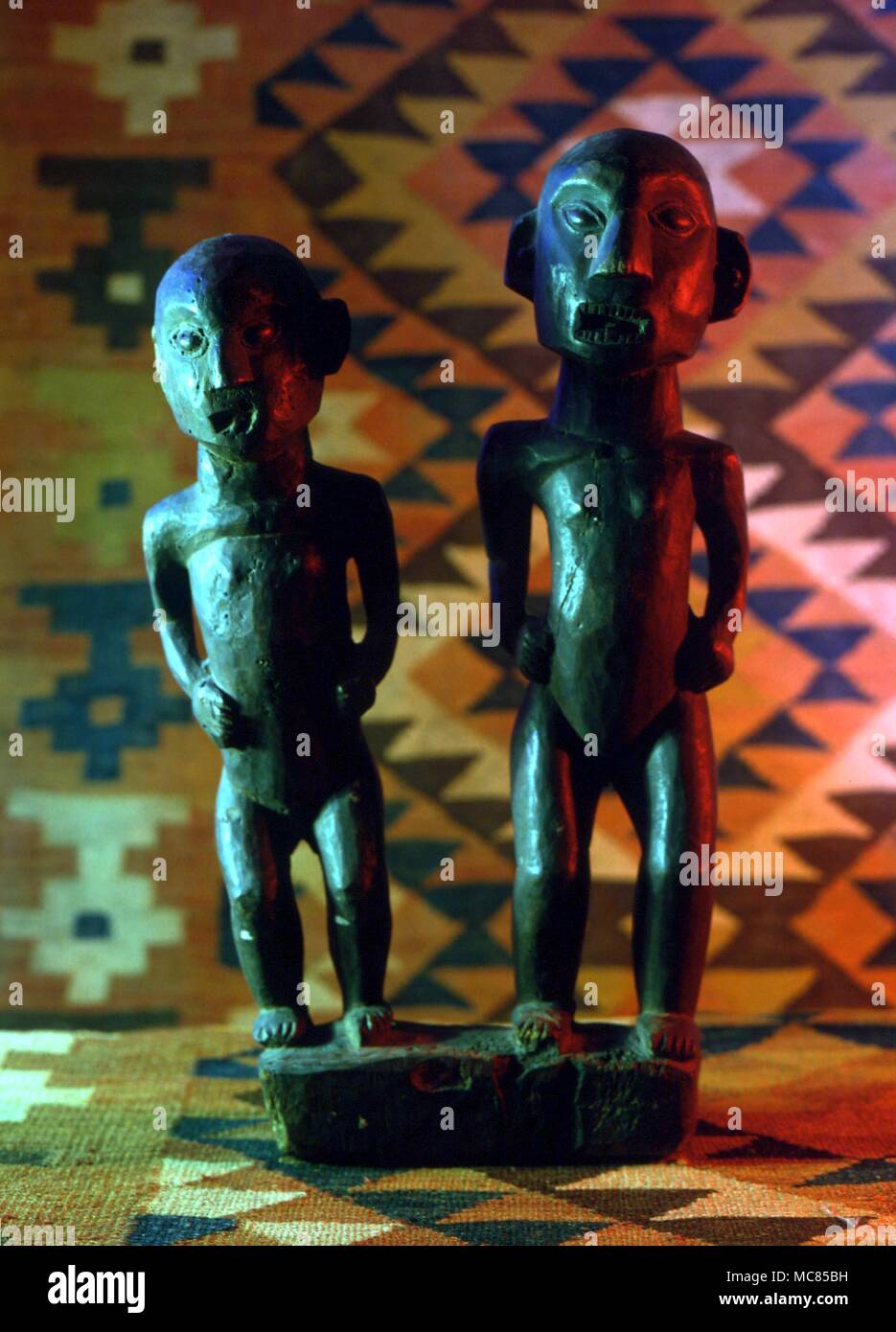 Statua di legno duro di un paio. Dal Naga capo-caccia tribel, Birmania. Gordon Reece Gallery, Knaresborough. Foto Stock