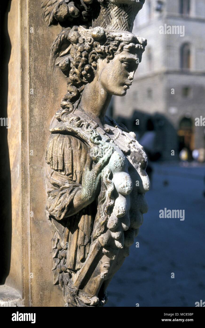 Statua rinascimentale dei molti-breasted Diana di Efeso in Piazza della Signoria a Firenze. Foto Stock