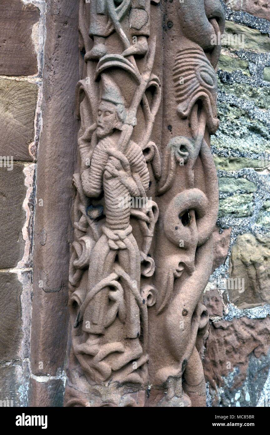 Un soldato o knight - dettaglio di Norman interlace carving sul portico sud della chiesa Kilpeck vicino a Hereford. Dodicesimo secolo, 1100's. Foto Stock