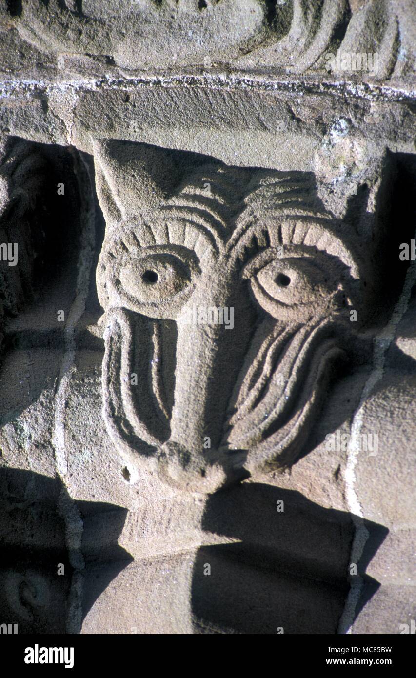 Testa demoniaca sulla porta sud della chiesa Kilpeck, vicino a Hereford. Dodicesimo secolo, 1100's Foto Stock