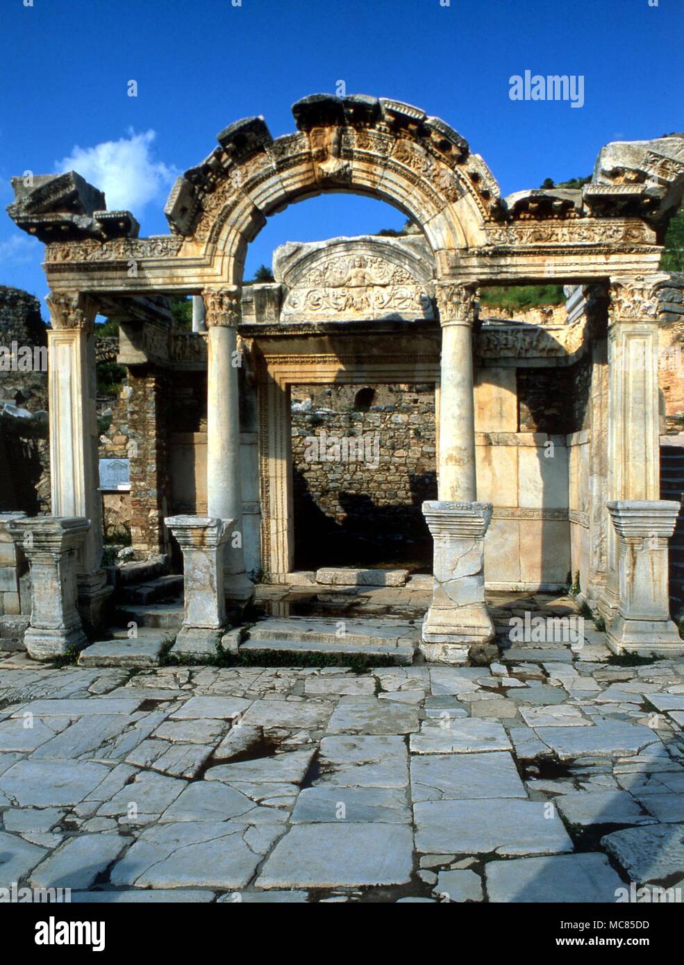 L'antico tempio romano dell'Imperatore Adriano, sulla Via Sacra a Efeso in Turchia. Efeso era il luogo in cui la Dea Madre era primo adorato, dove cielo e terra si è riunito, a Diana di Efeso, e (successiva) dove il culto della Vergine Maria è stata ratificata. Foto Stock