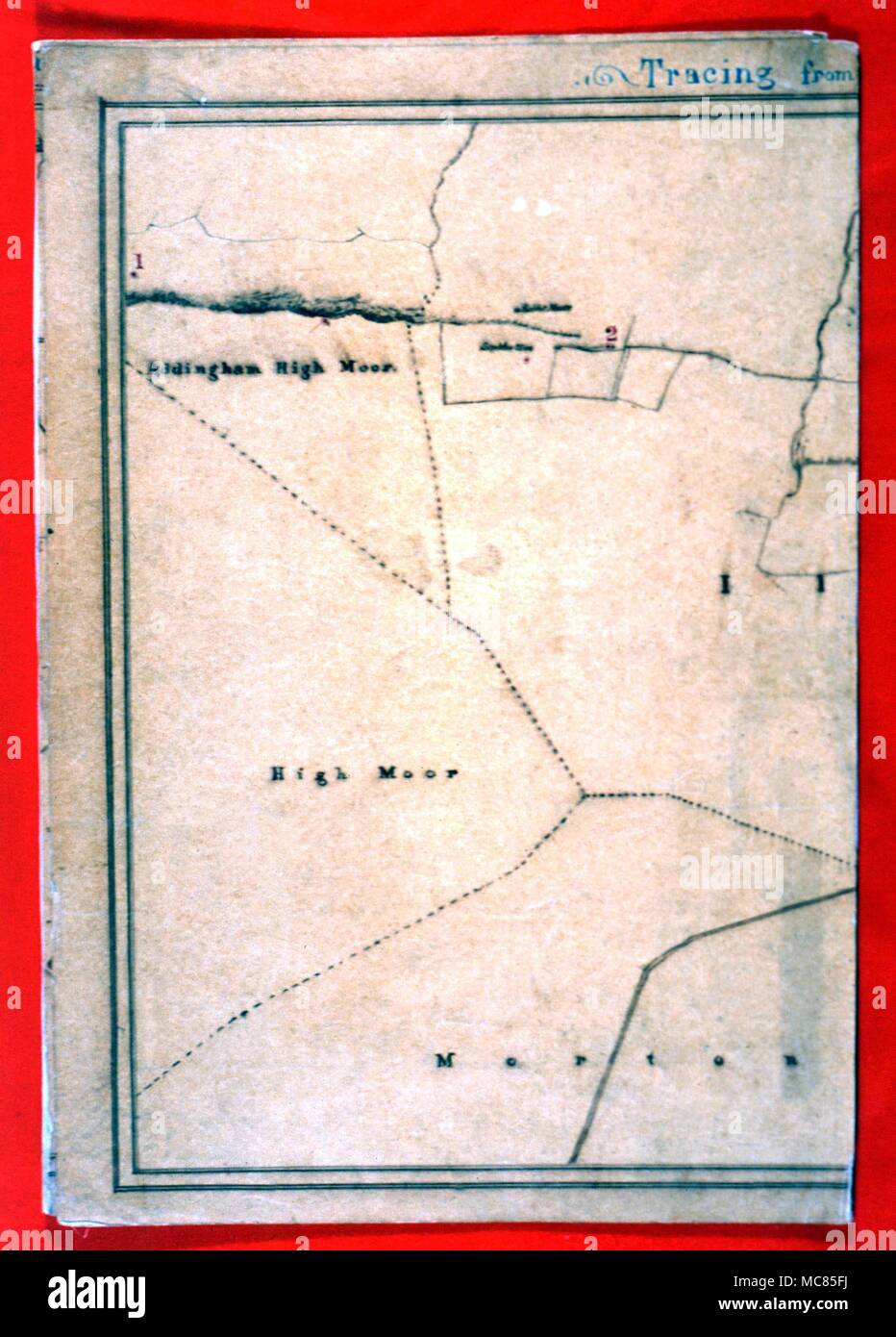 Incisioni rupestri - Disegno di petroglifi su mori sopra Ilkley, Yorkshire. Questo è uno di una serie di tre sezioni di una mappa (le altre due sono anche in Charles Walker) Raccolta di incisioni rupestri preistoriche e i loro siti, centrato su Rombald il Moro. Le mappe sono state prelevate dal dottor chiamata (chi era appassionatamente interessati nelle antiche iscrizioni sul mori) nel tardo XIX secolo, 1800's. Raccolta di Manor House Museum, Ilkley. Foto Stock