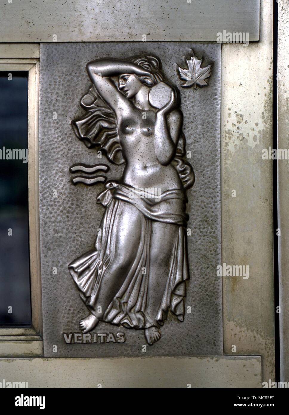 Personificazione della verità (latino - Veritas), collegato con il sigillo per acquario. Sulle porte del palazzo delle Nazioni Unite di New York. Foto Stock