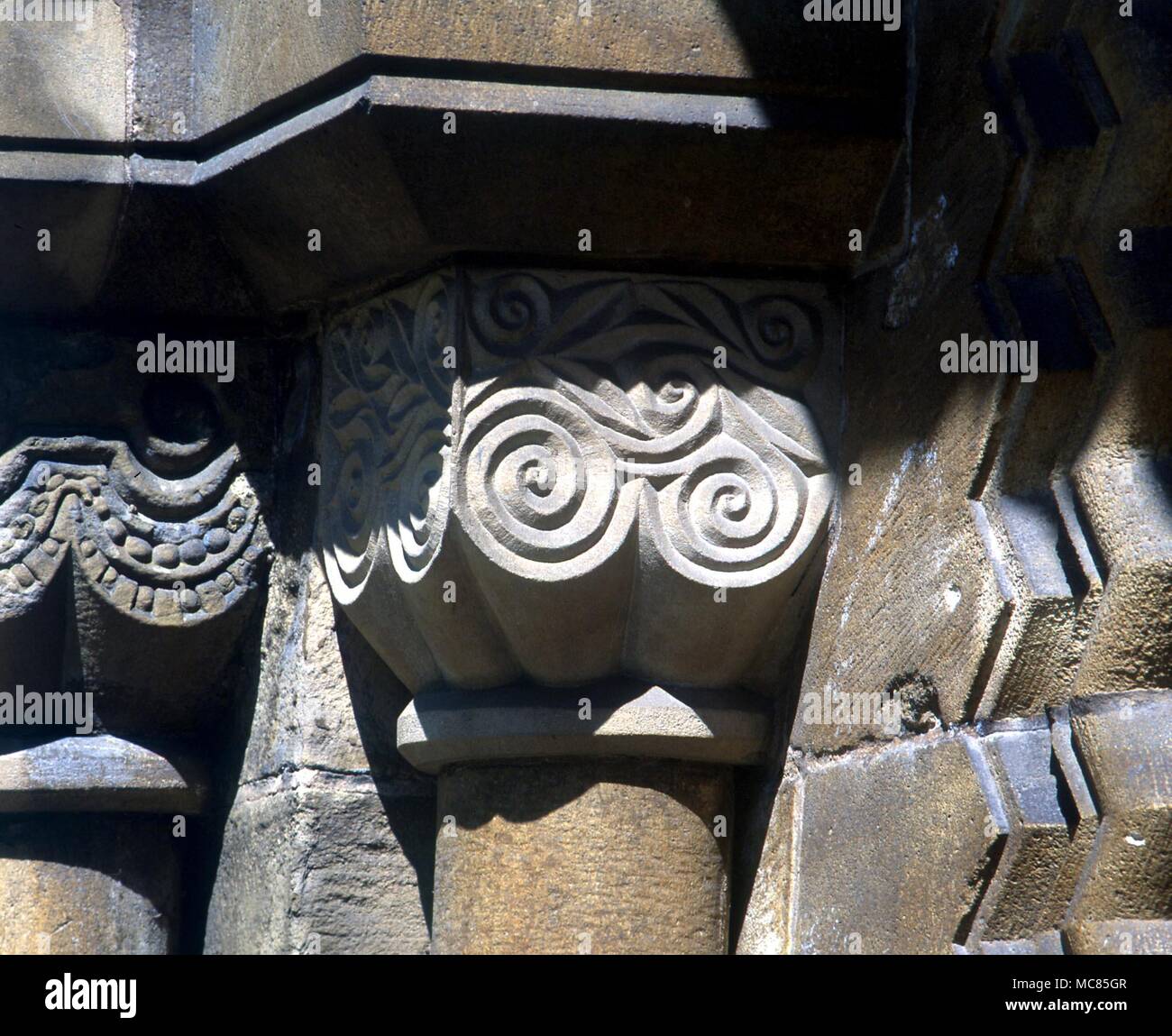 Spirali - spirali di simboli scolpiti sulla capitale del sud porta della cattedrale a Southwell. Tardo-medievale in stile e design, ma probabilmente un restauro moderno. Foto Stock