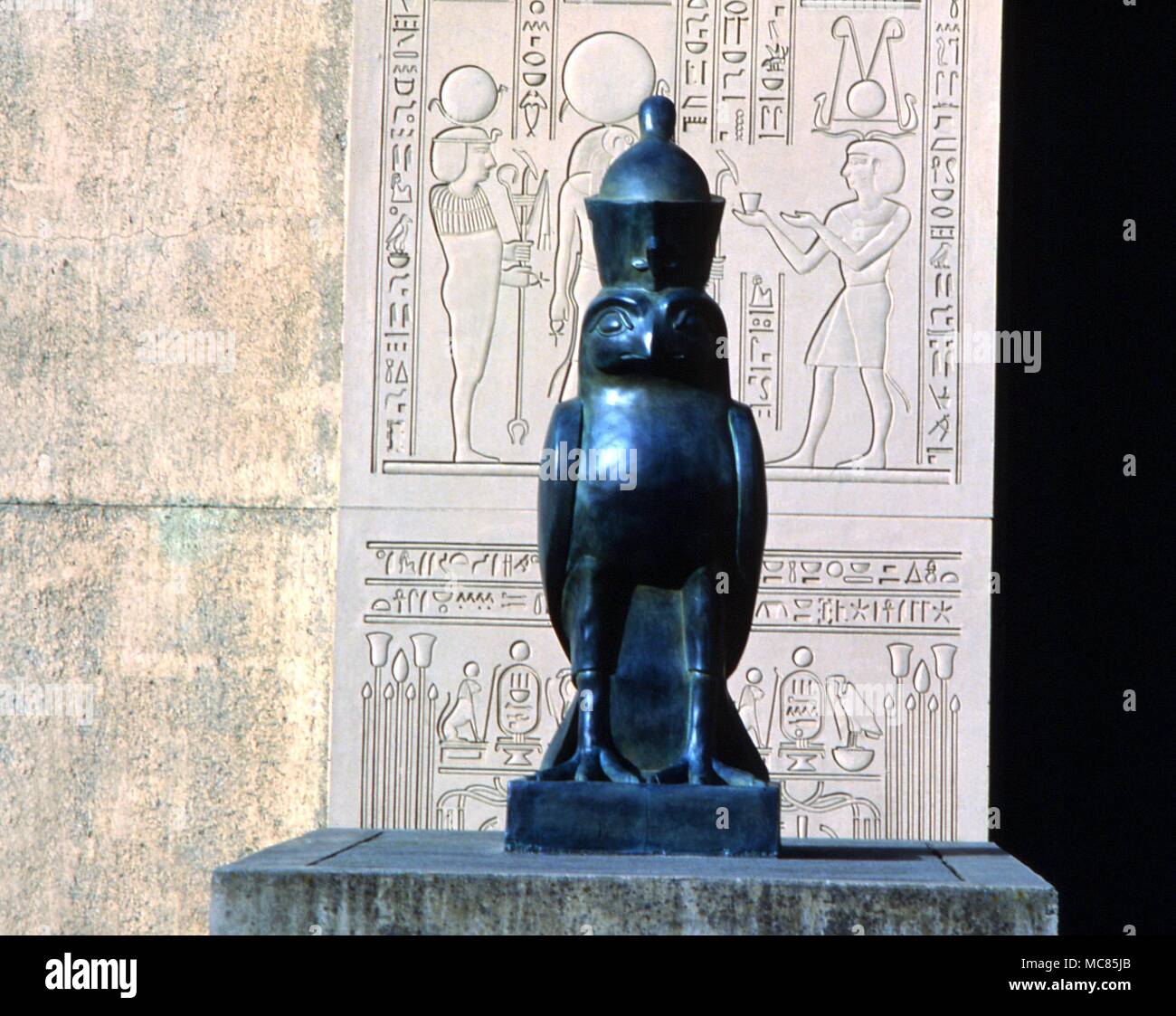 Horus come un falco. Statua di bronzo contro l'ingresso principale agli uffici del Parco dei Rosacroce (A.M.O.R.C.) a San Jose, California. Foto Stock