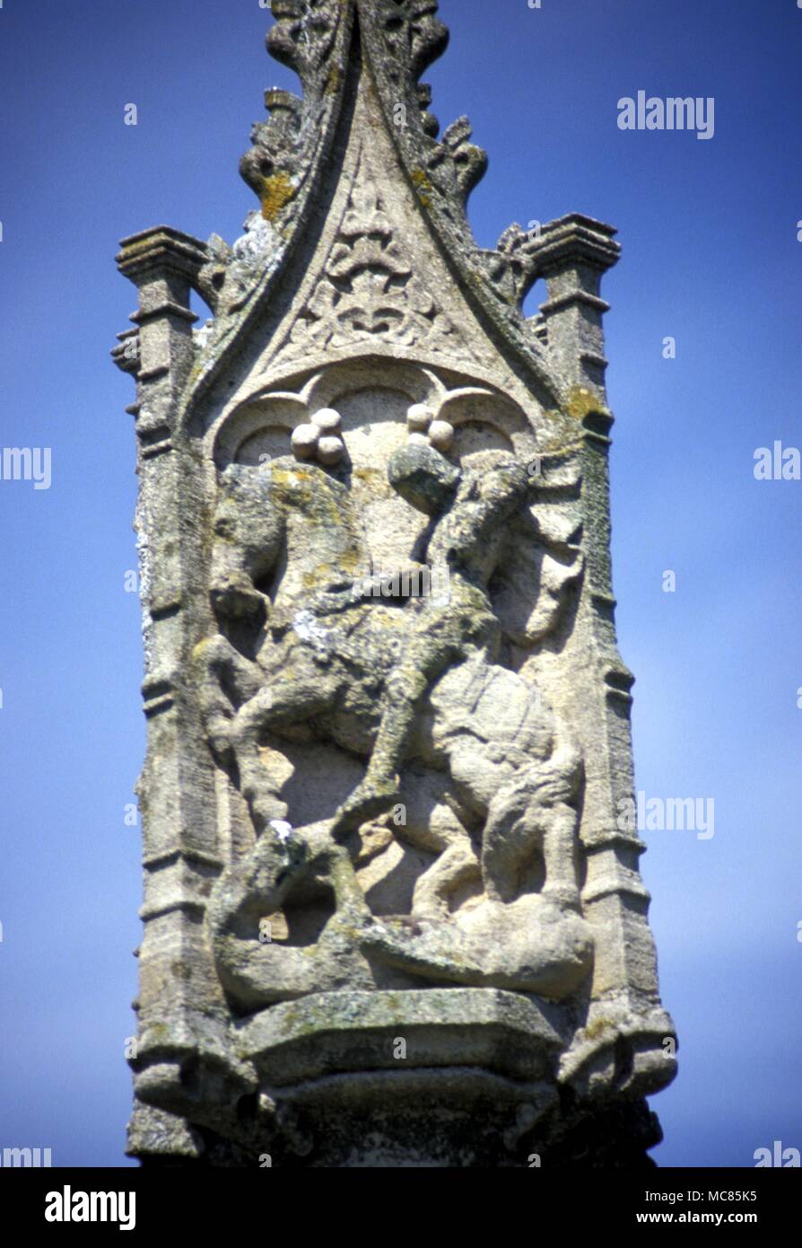 La mitologia. Nel sagrato della chiesa di Tutti i Santi in Ala, Buckinghamshire è una alta croce medioevale sormontata da un'immagine di San Giorgio e il drago. Foto Stock