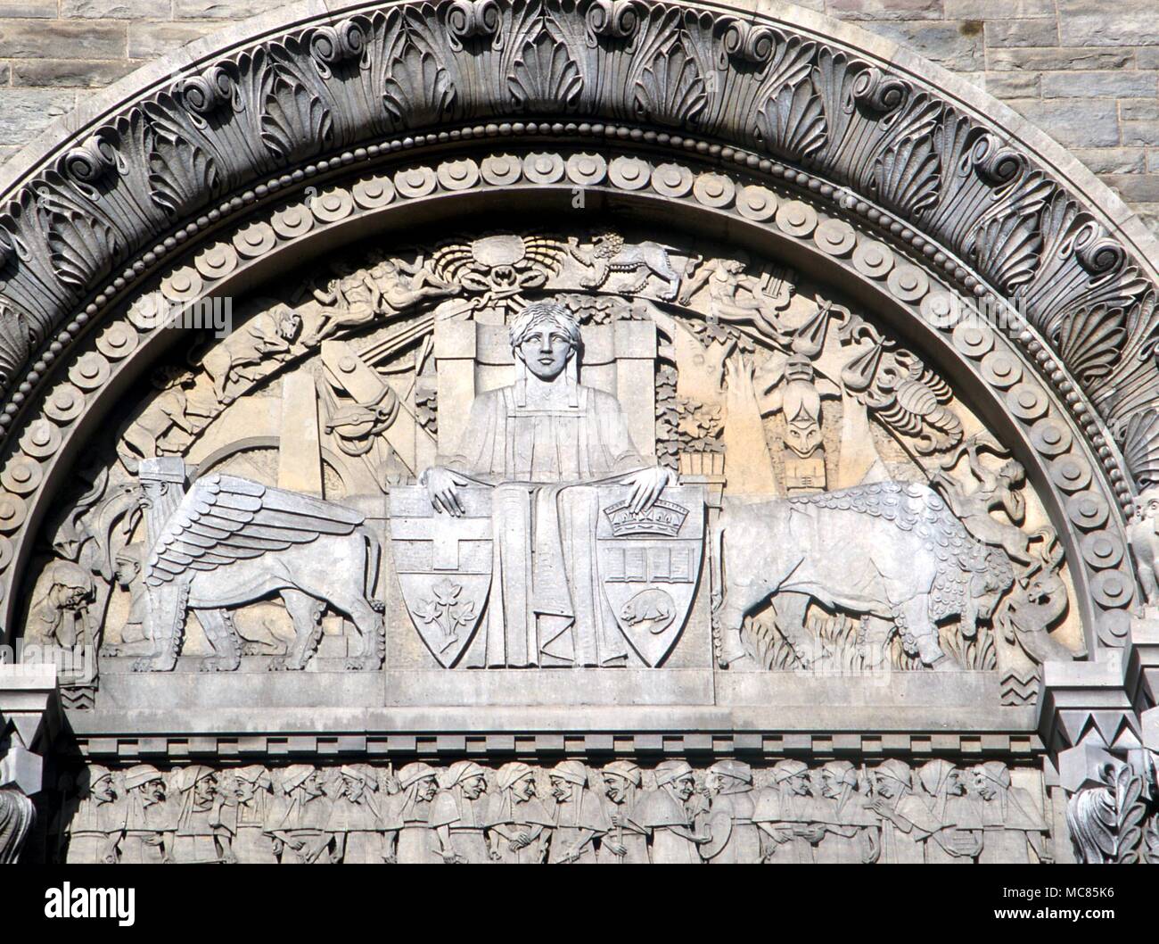 Zodiaco su typanum dell'ingresso al Royal Ontario Museum di Toronto, Canada. Le immagini dello zodiaco sono standard, salvo per quanto riguarda il segno della Vergine Foto Stock
