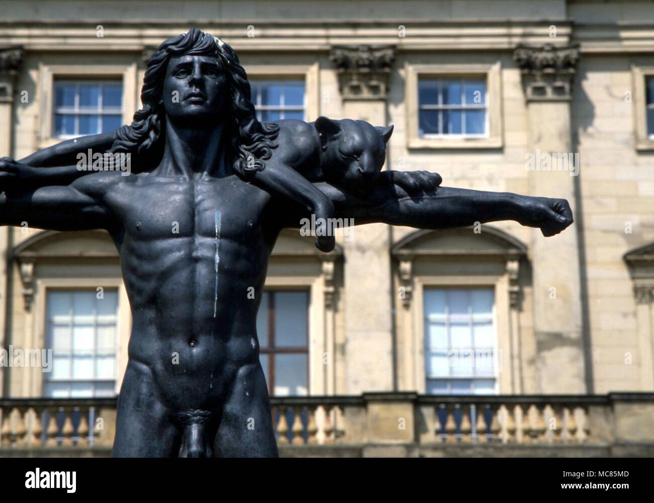 La mitologia greca statua di Orfeo, con una bestia selvaggia, domati dalla sua musica da Astrid Zydower, 1984, Harewood House, Leeds Foto Stock